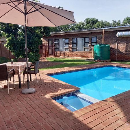 White Rose Guest House Vanderbijlpark Kültér fotó
