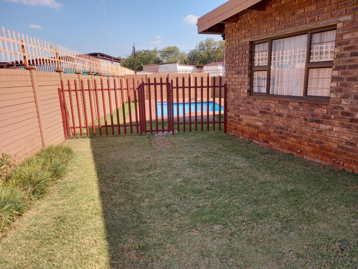 White Rose Guest House Vanderbijlpark Kültér fotó